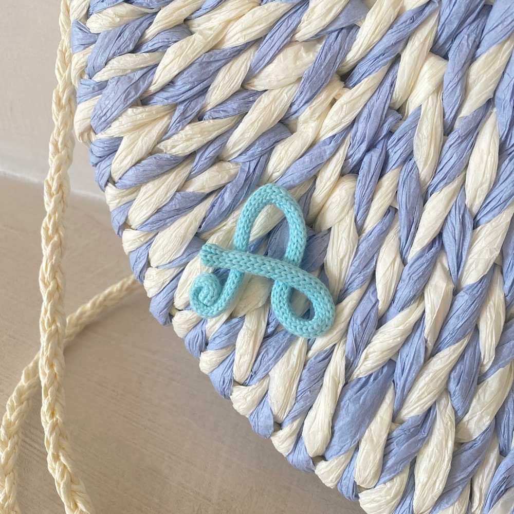 Borsa bianca e azzurra in paglia personalizzabile