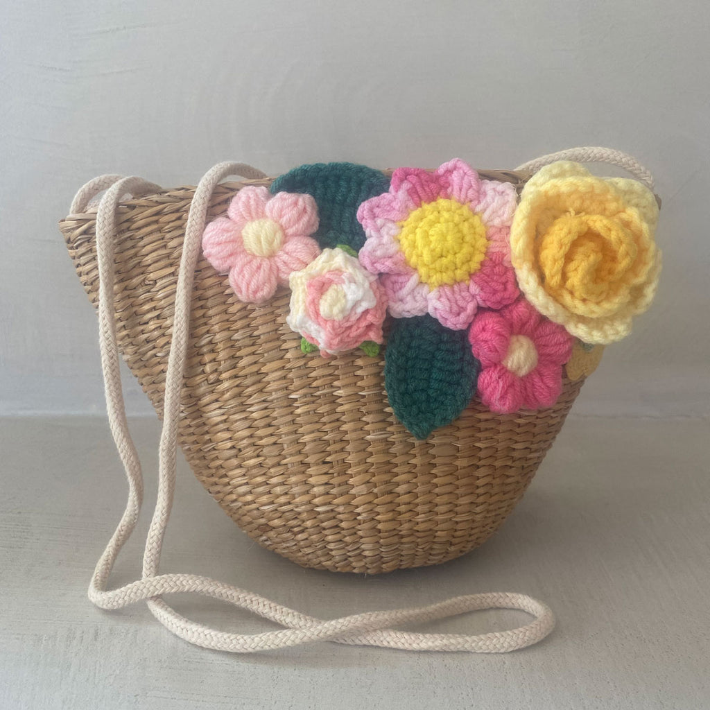 Borsa in paglia con fiori all'uncinetto