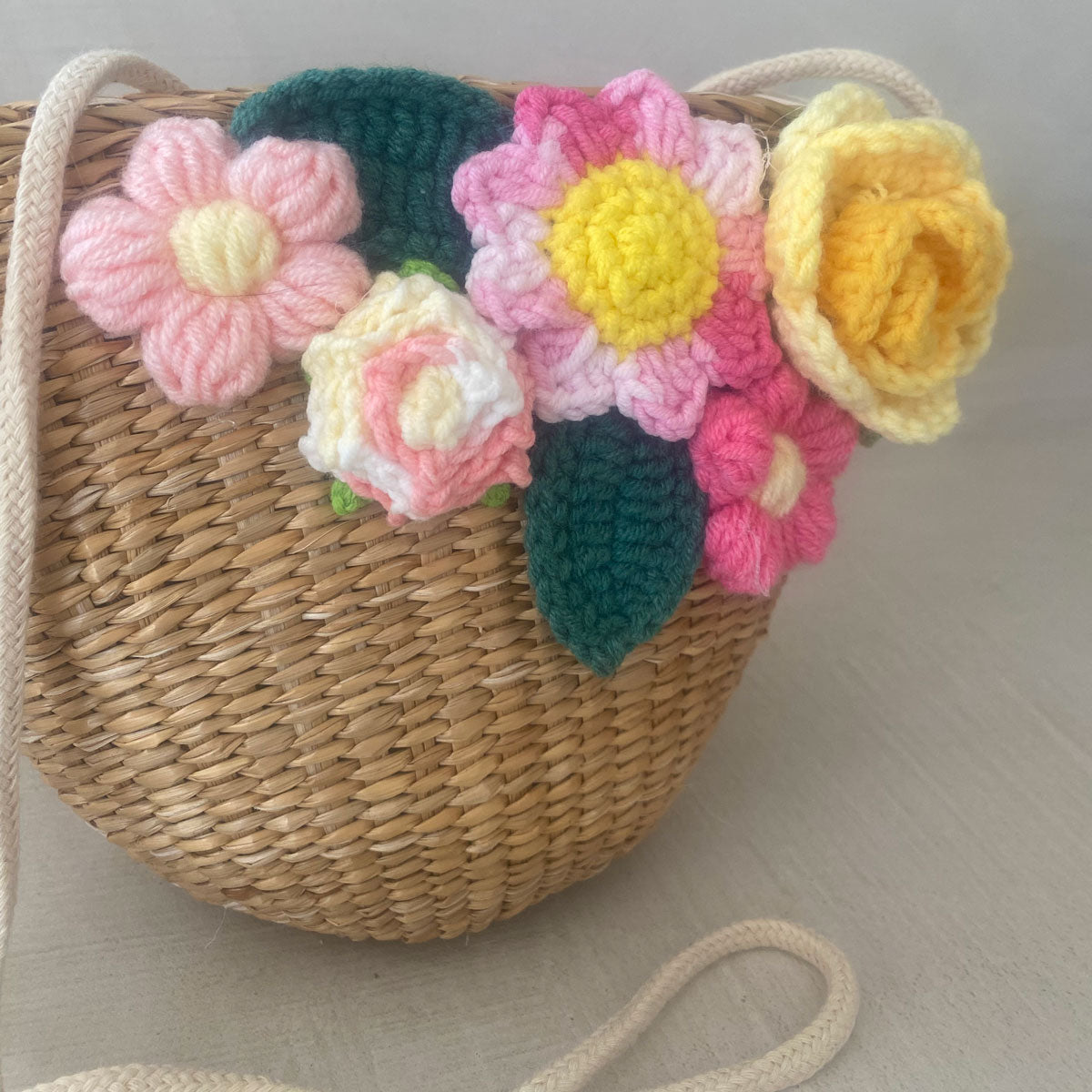 Borsa in paglia con fiori all'uncinetto