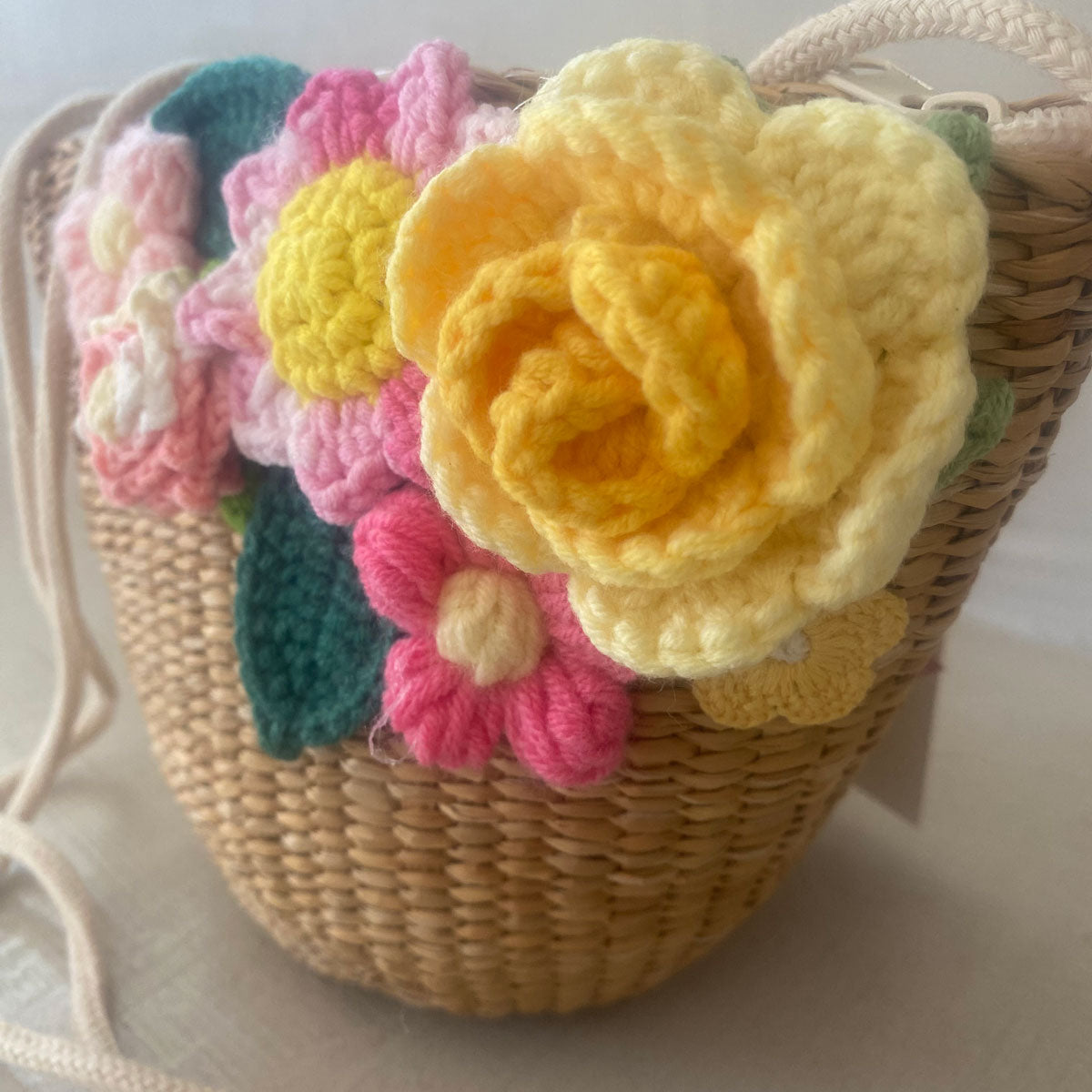 Borsa in paglia con fiori all'uncinetto