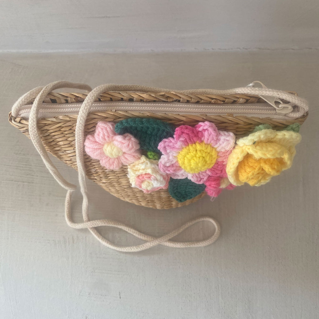 Borsa in paglia con fiori all'uncinetto