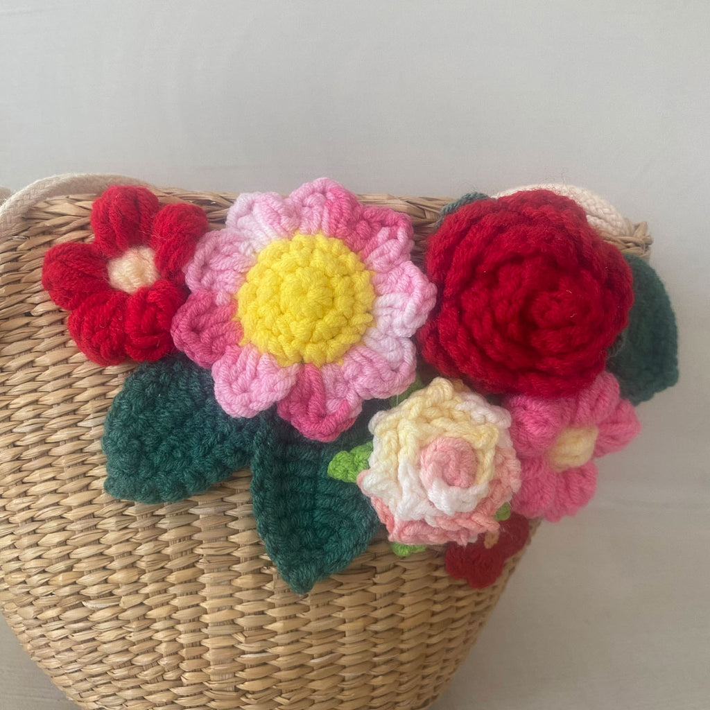 Borsa in paglia con fiori all'uncinetto