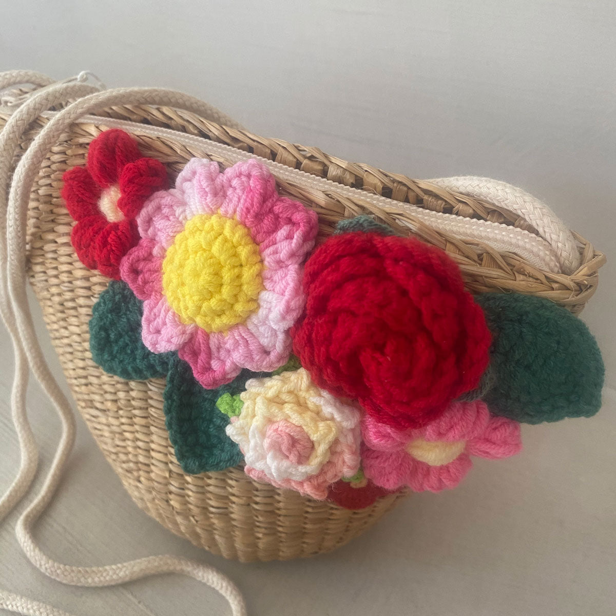 Borsa in paglia con fiori all'uncinetto