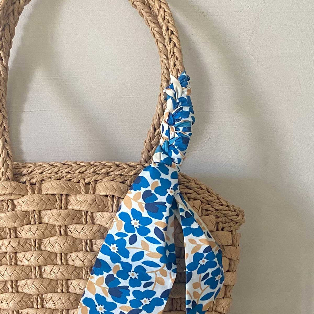 Borsa in paglia intrecciata con foulard