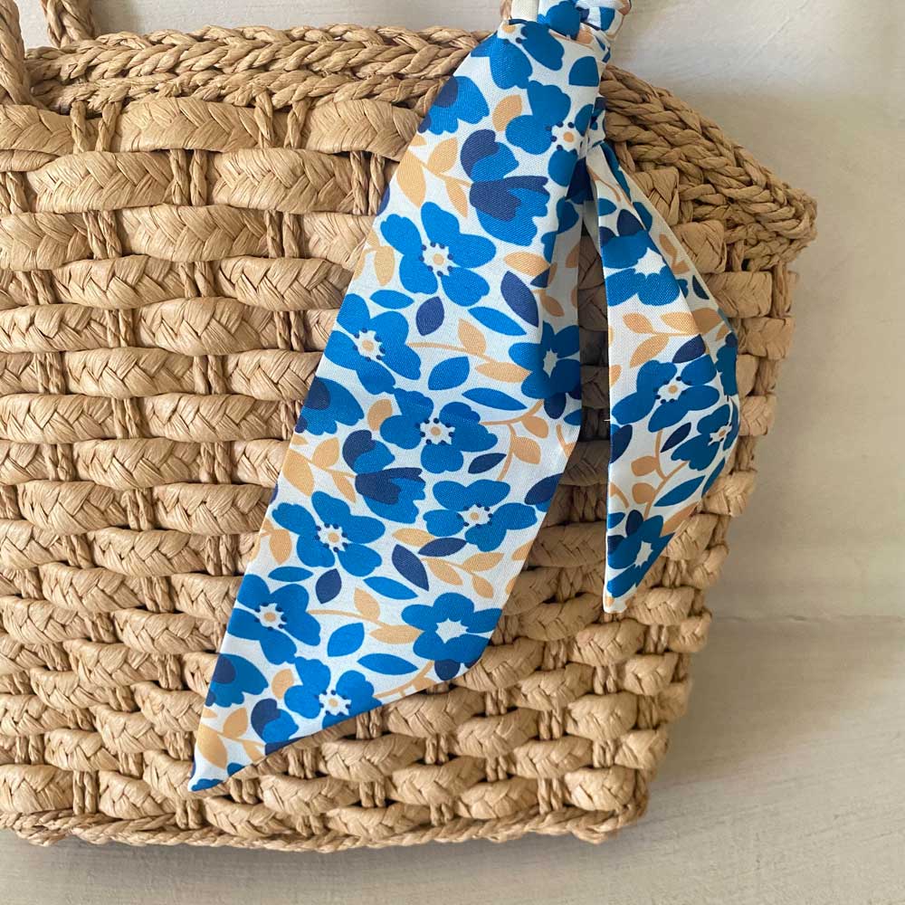 Borsa in paglia intrecciata con foulard
