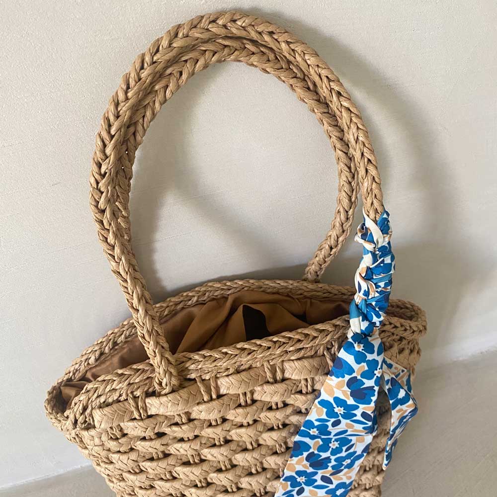 Borsa in paglia intrecciata con foulard