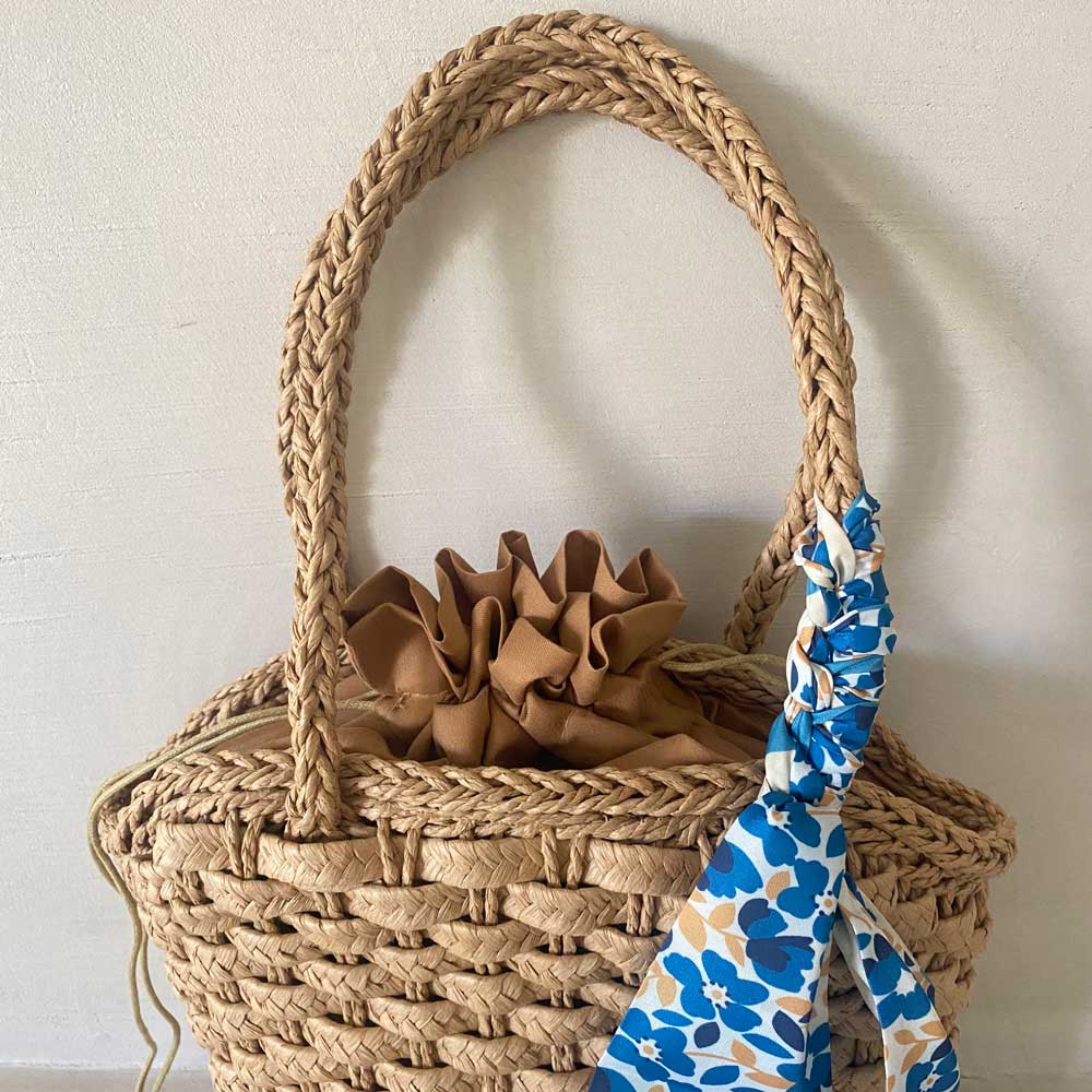 Borsa in paglia intrecciata con foulard