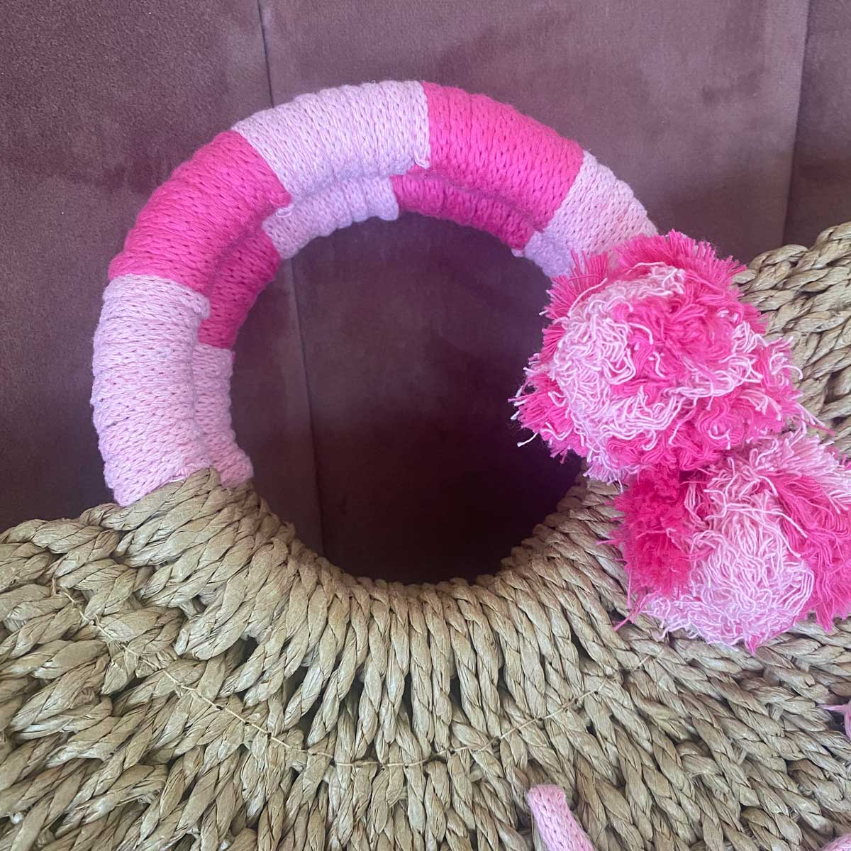 Borsa in paglia Sorea con scritta e manici colorati