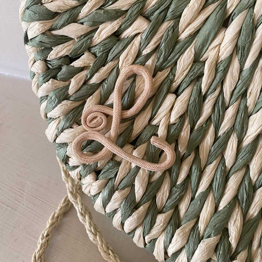 Borsa bianca e verde in paglia personalizzabile