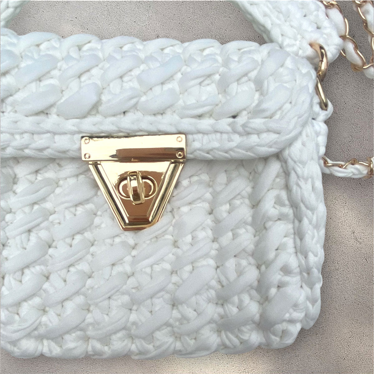 Borsa personalizzata con ciondolo iniziale in fettuccia bianca