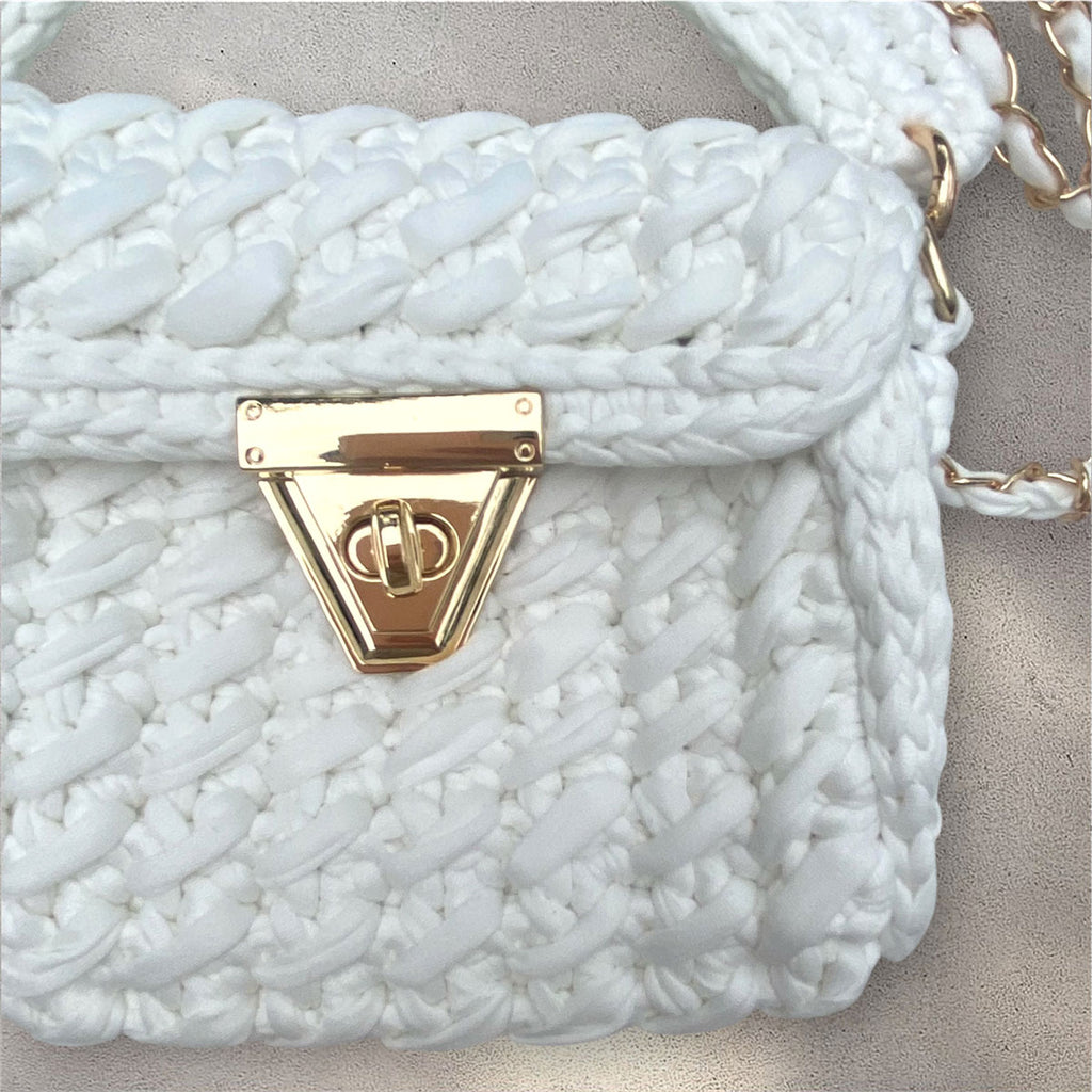 Borsa personalizzata con ciondolo iniziale in fettuccia bianca
