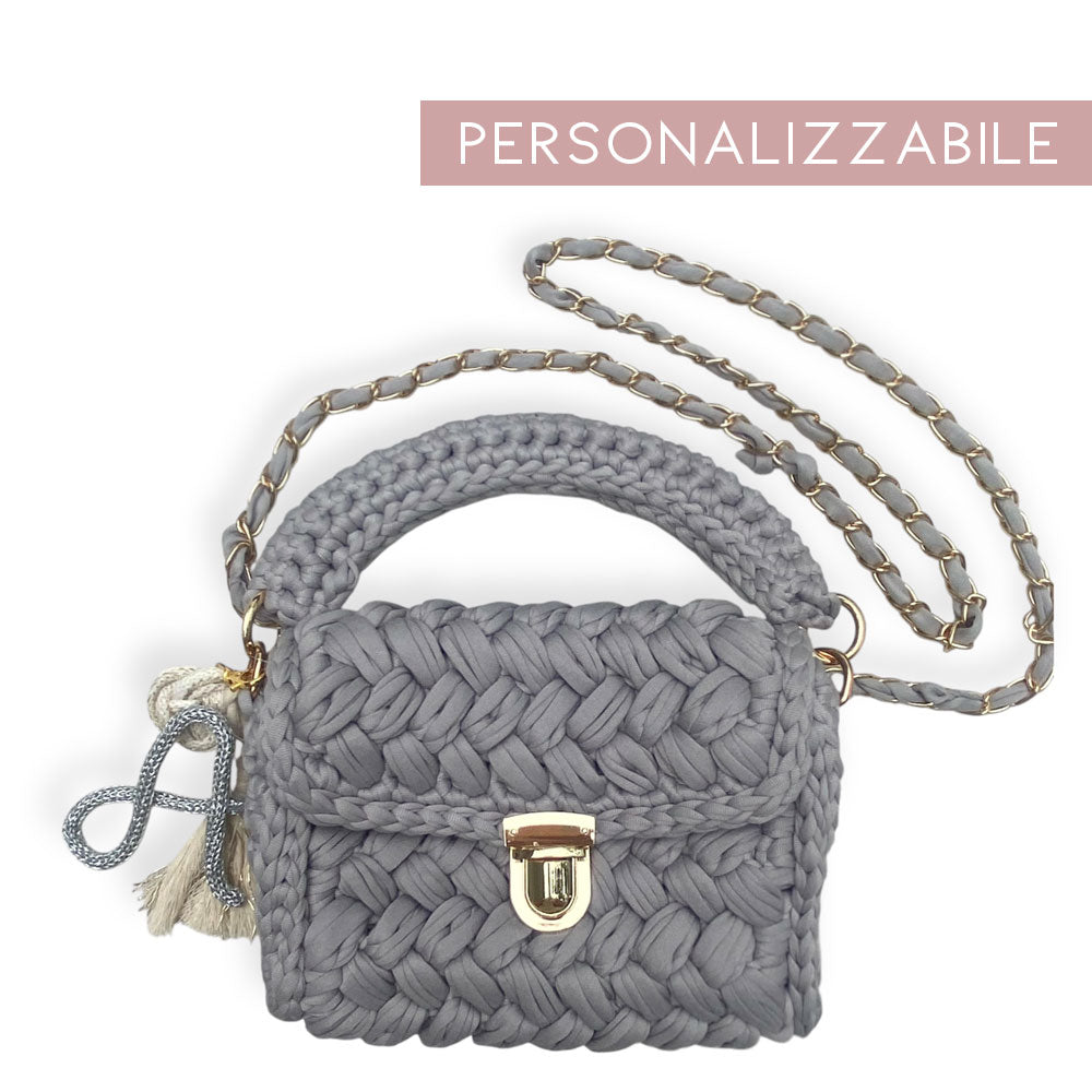 Borsa personalizzata con ciondolo iniziale in fettuccia grigia