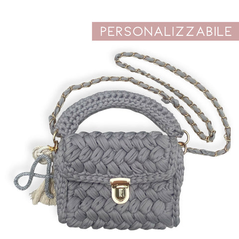 Borsa personalizzata con ciondolo iniziale in fettuccia grigia
