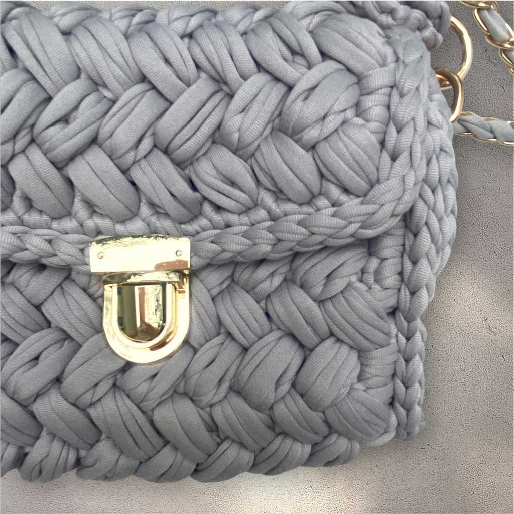 Borsa personalizzata con ciondolo iniziale in fettuccia grigia