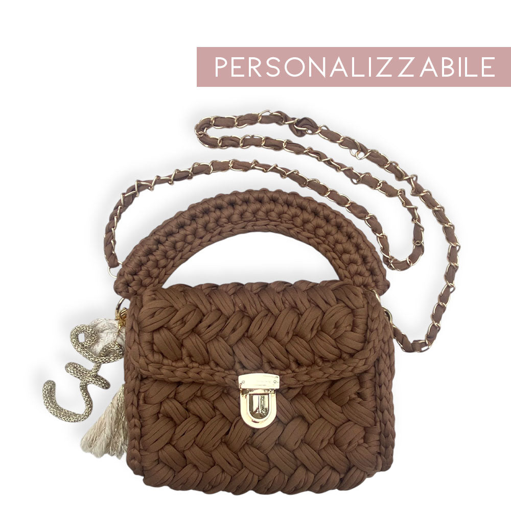 Borsa personalizzata con ciondolo iniziale in fettuccia marrone cioccolato