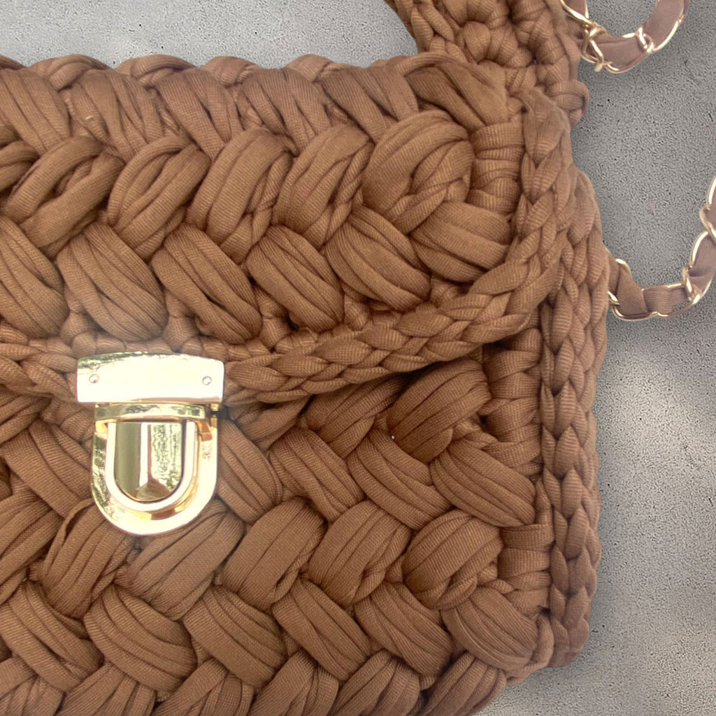 Borsa personalizzata con ciondolo iniziale in fettuccia marrone cioccolato