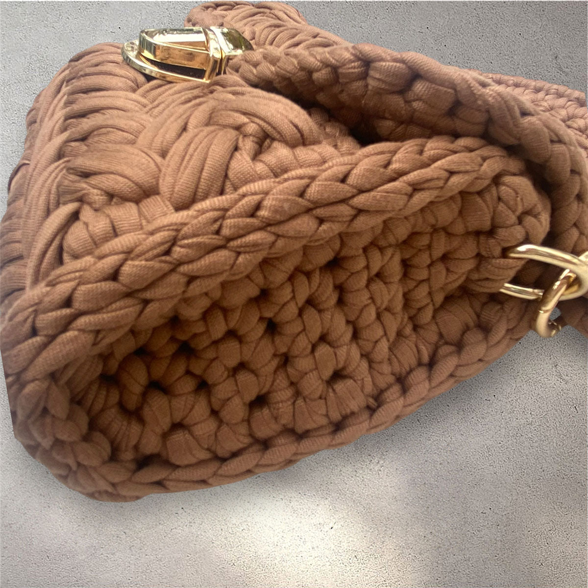 Borsa personalizzata con ciondolo iniziale in fettuccia marrone cioccolato