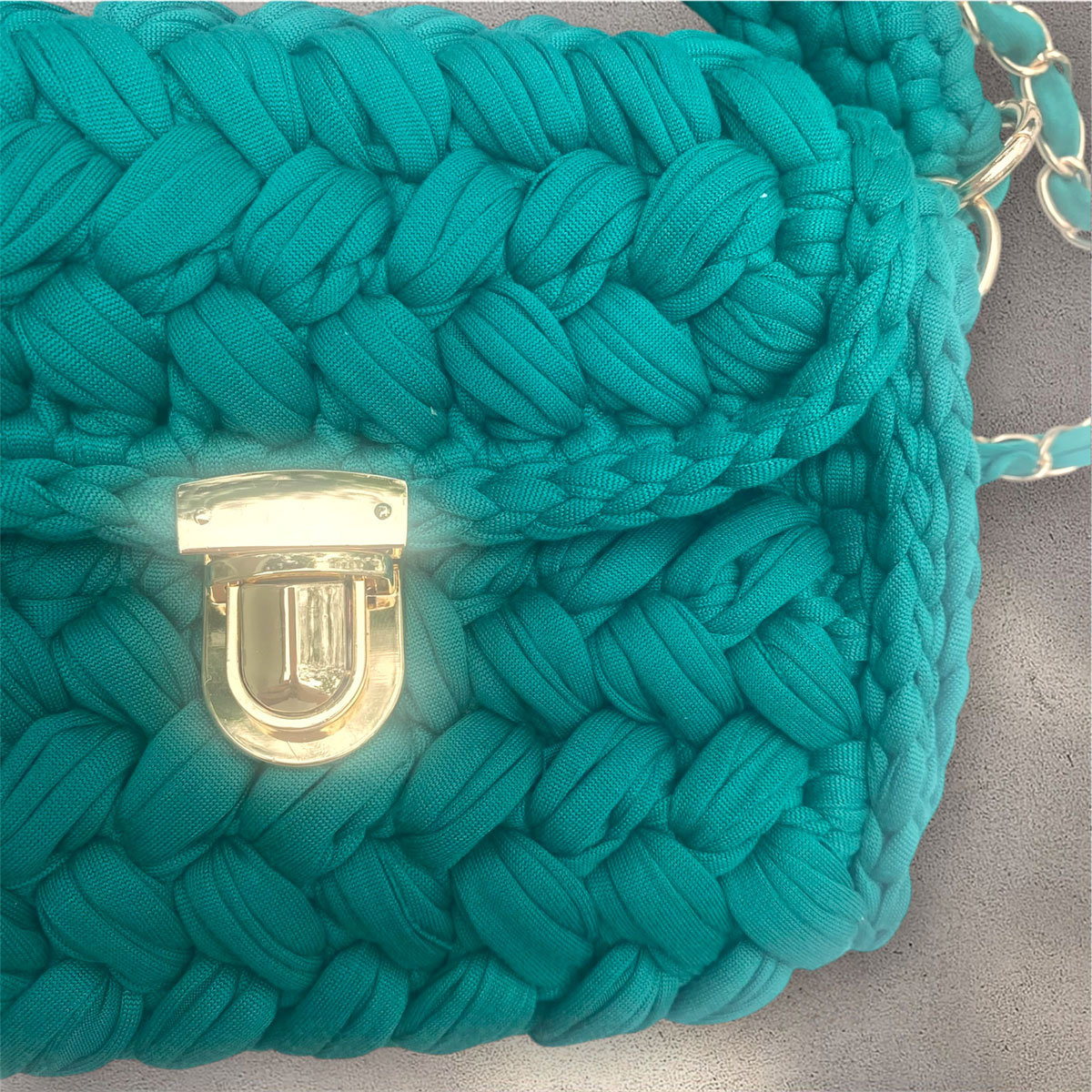 Borsa personalizzata con ciondolo iniziale in fettuccia verde ottanio