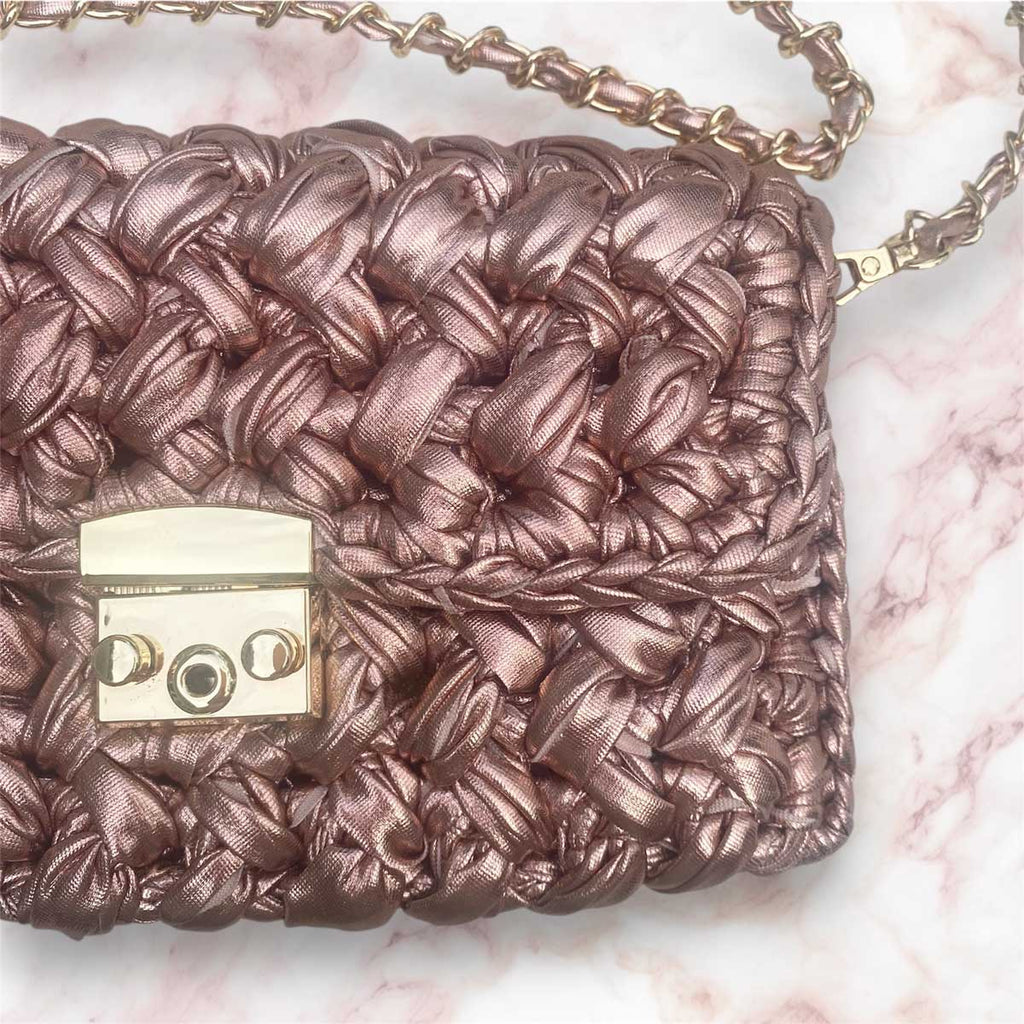 Borsa pochette in fettuccia oro rosa con ciondolo charm iniziale personalizzato