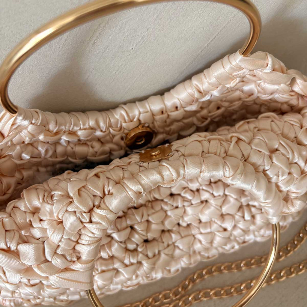 Borsa manici ad anello all'uncinetto in raso panna