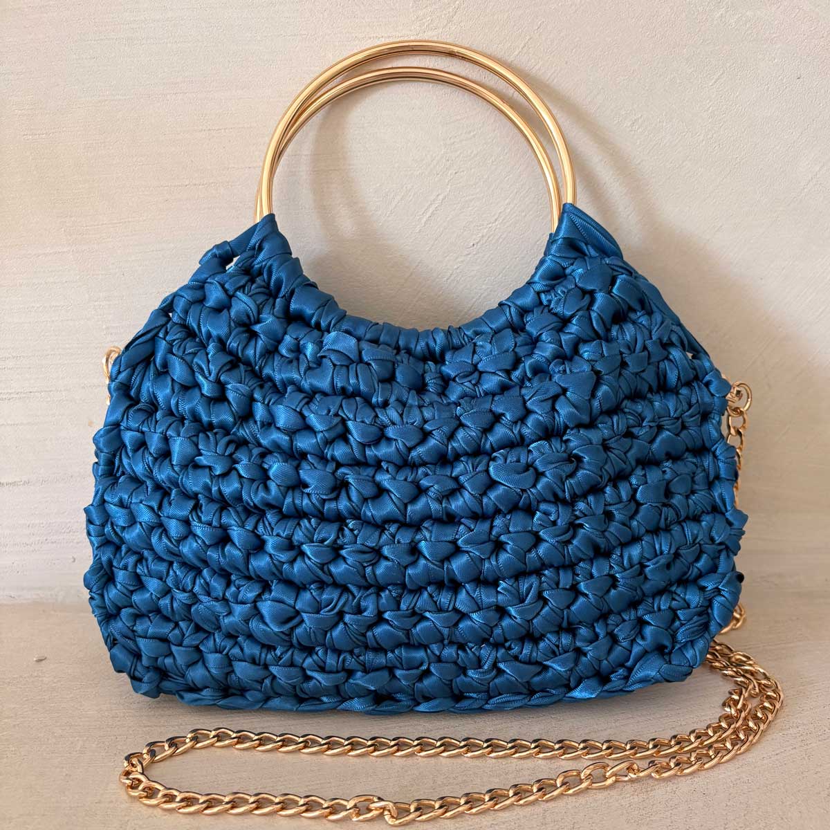 Borsa manici ad anello all'uncinetto in raso blu