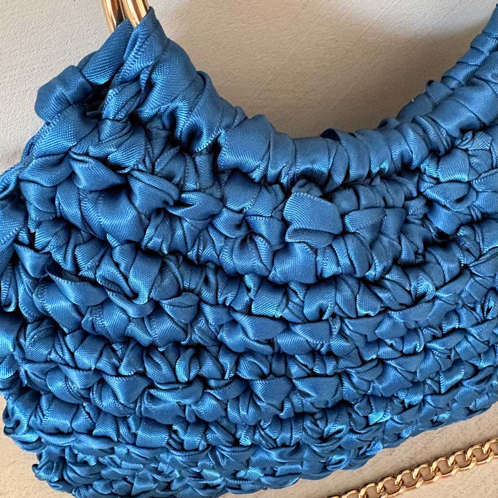 Borsa manici ad anello all'uncinetto in raso blu