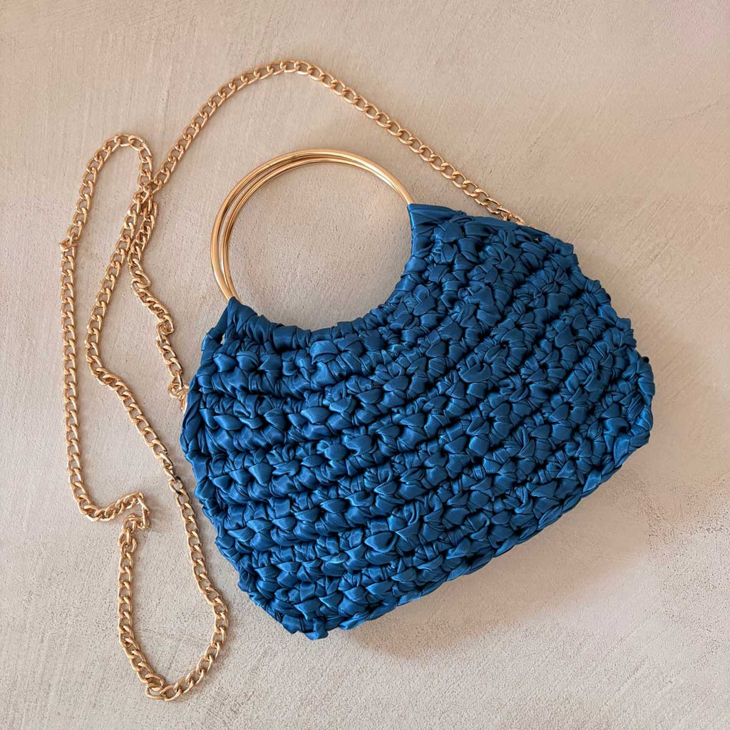 Borsa manici ad anello all'uncinetto in raso blu