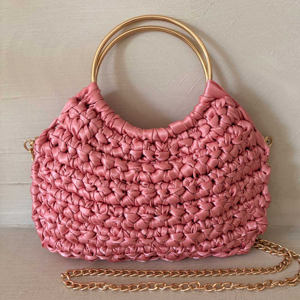 Borsa manici ad anello all'uncinetto in raso rosa