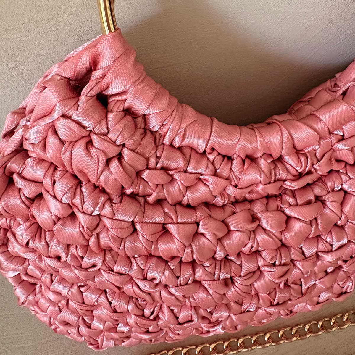 Borsa manici ad anello all'uncinetto in raso rosa
