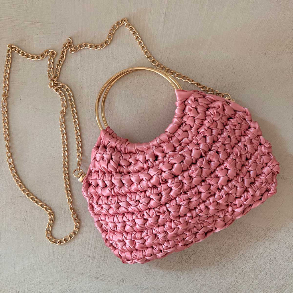 Borsa manici ad anello all'uncinetto in raso rosa