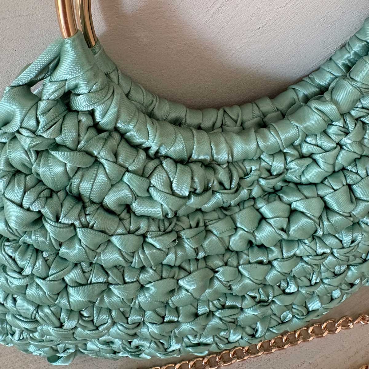 Borsa manici ad anello all'uncinetto in raso verde salvia