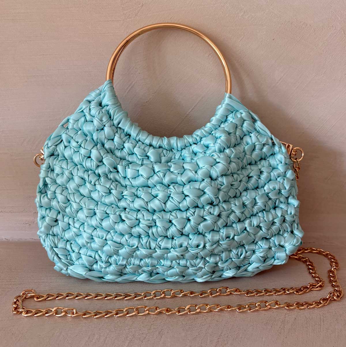 Borsa manici ad anello all'uncinetto in raso turchese