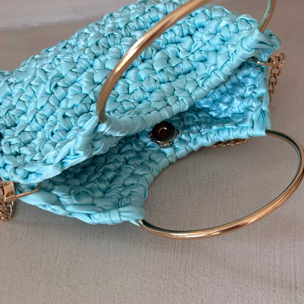 Borsa manici ad anello all'uncinetto in raso turchese