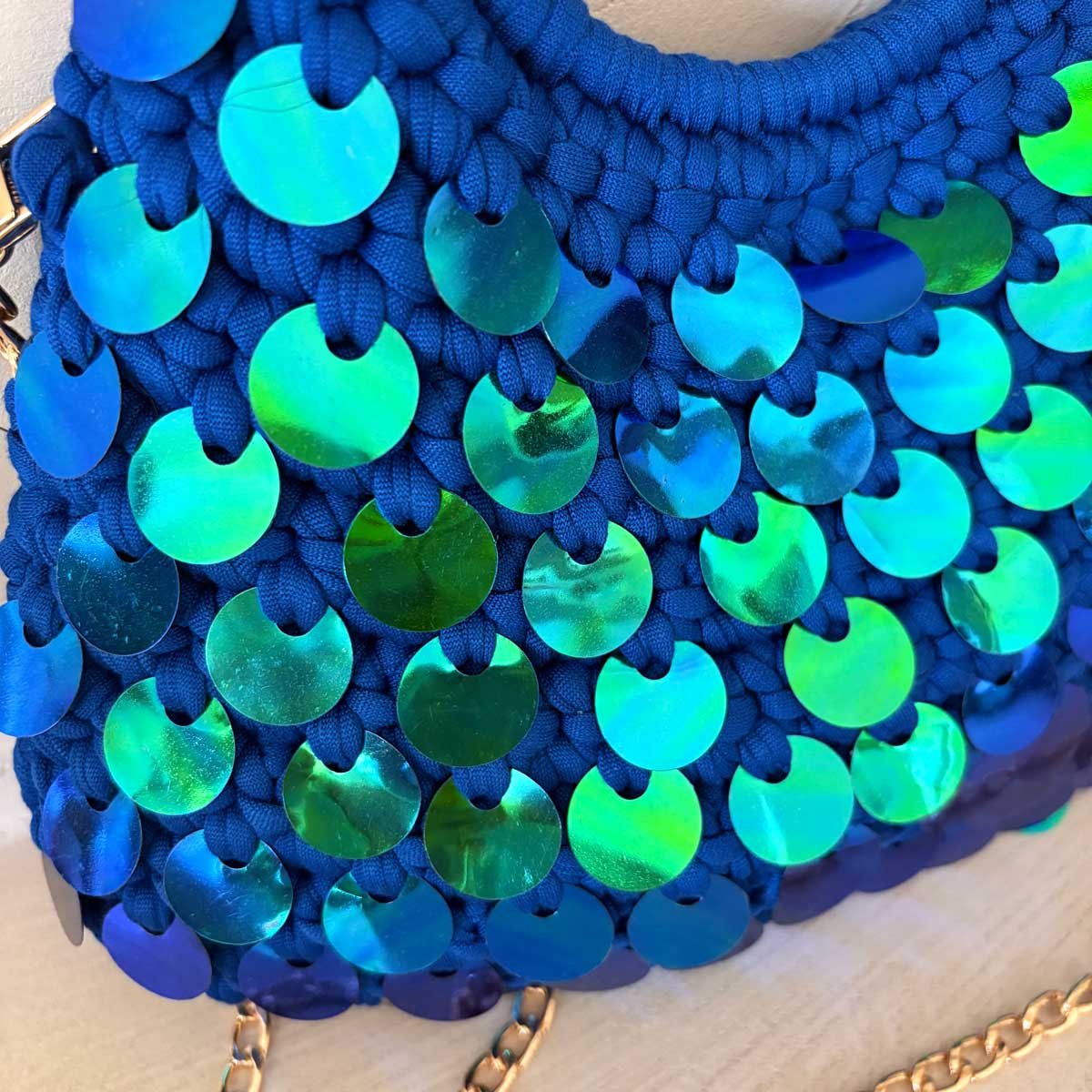 Borsa Uncinetto Crochet Blu con Paillettes Olografiche Manici Anello