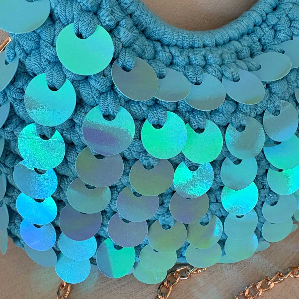 Borsa Uncinetto Crochet Azzurra con Paillettes Olografiche Manici Anello