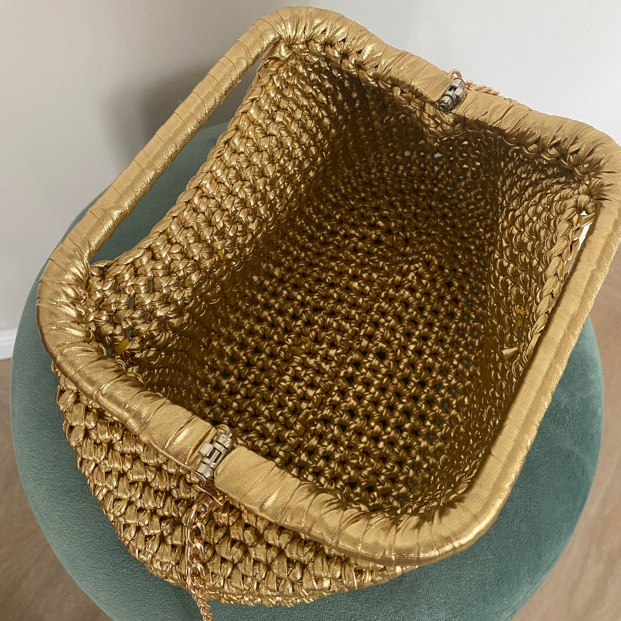 Borsa clutch all’uncinetto effetto pelle metallizzata oro personalizzabile