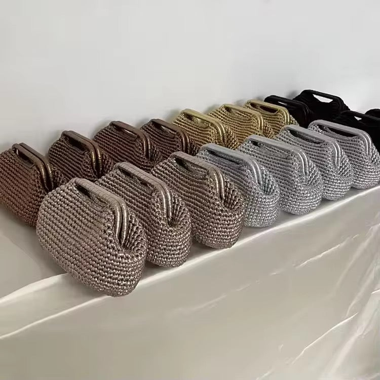 Borsa clutch all’uncinetto effetto pelle metallizzata personalizzabile