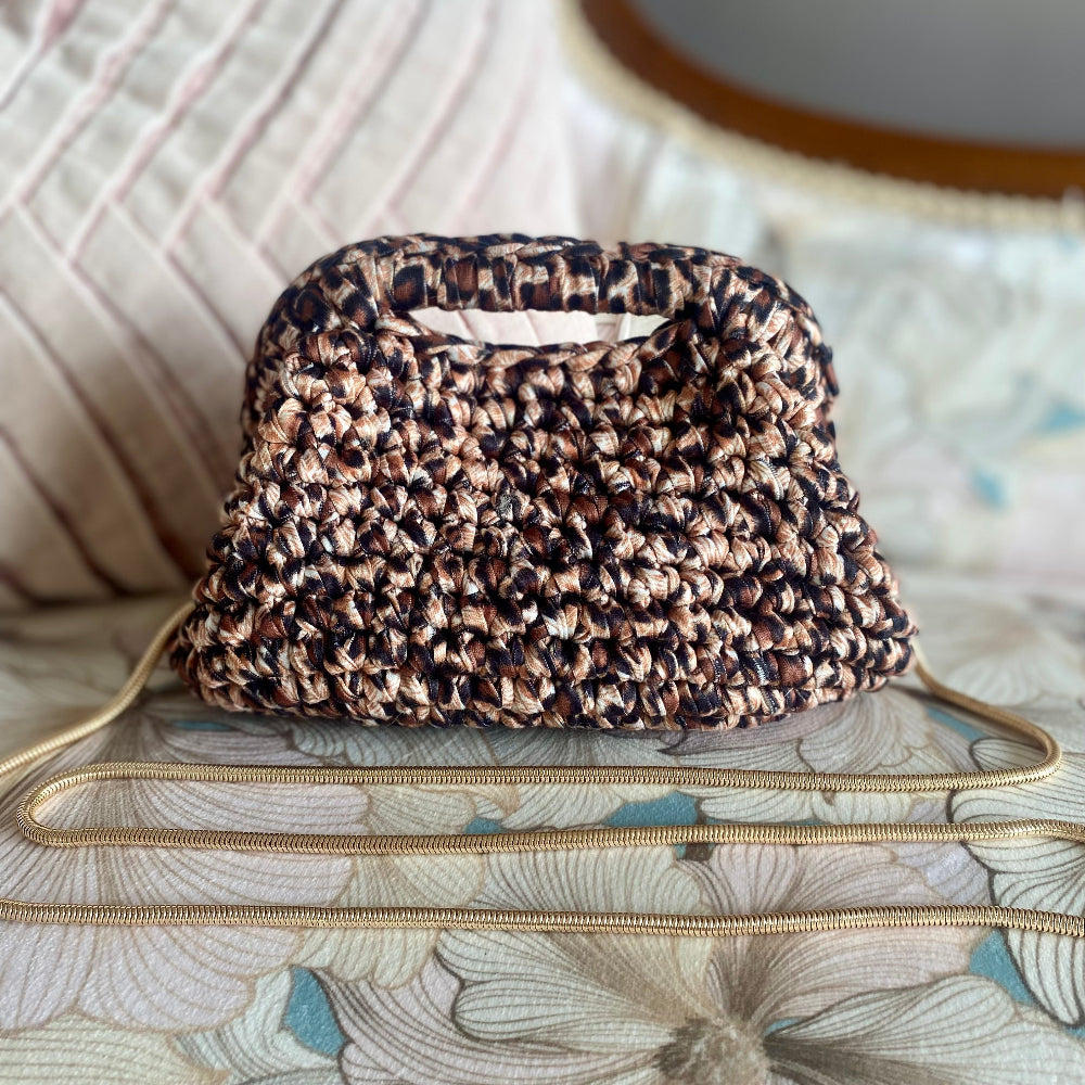 Borsa clutch all’uncinetto in fettuccia maculata animalier leopardo personalizzabile con iniziale