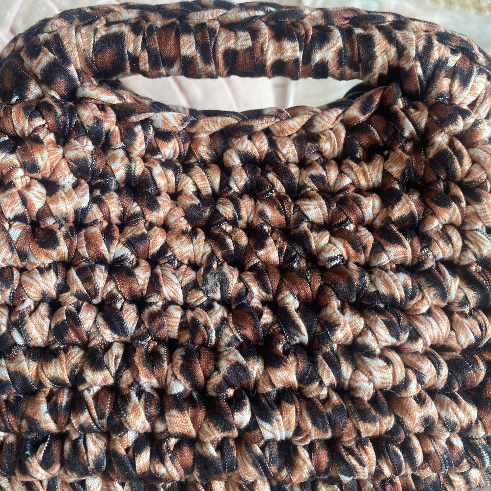 Borsa clutch all’uncinetto in fettuccia maculata animalier leopardo personalizzabile con iniziale