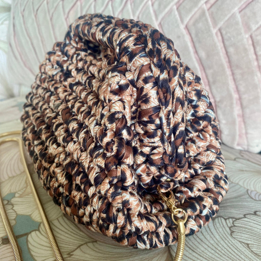Borsa clutch all’uncinetto in fettuccia maculata animalier leopardo personalizzabile con iniziale
