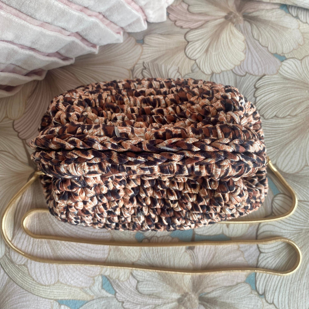 Borsa clutch all’uncinetto in fettuccia maculata animalier leopardo personalizzabile con iniziale