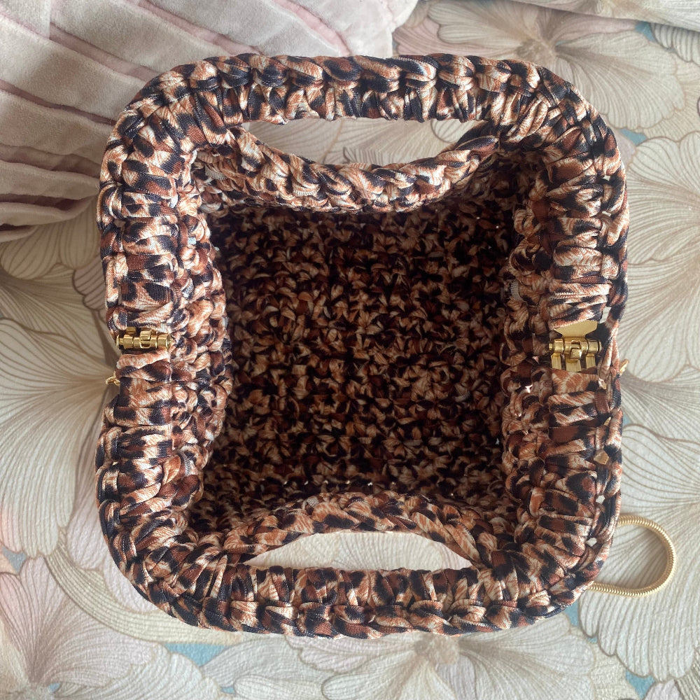 Borsa clutch all’uncinetto in fettuccia maculata animalier leopardo personalizzabile con iniziale