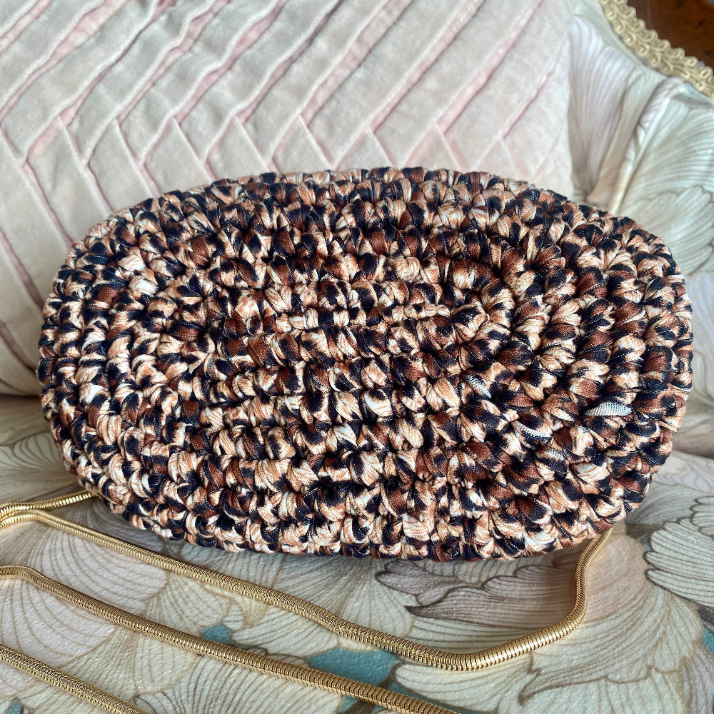 Borsa clutch all’uncinetto in fettuccia maculata animalier leopardo personalizzabile con iniziale
