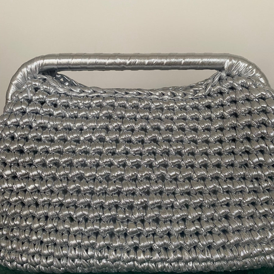 Borsa clutch all’uncinetto in fettuccia metallizzata similpelle argento personalizzabile
