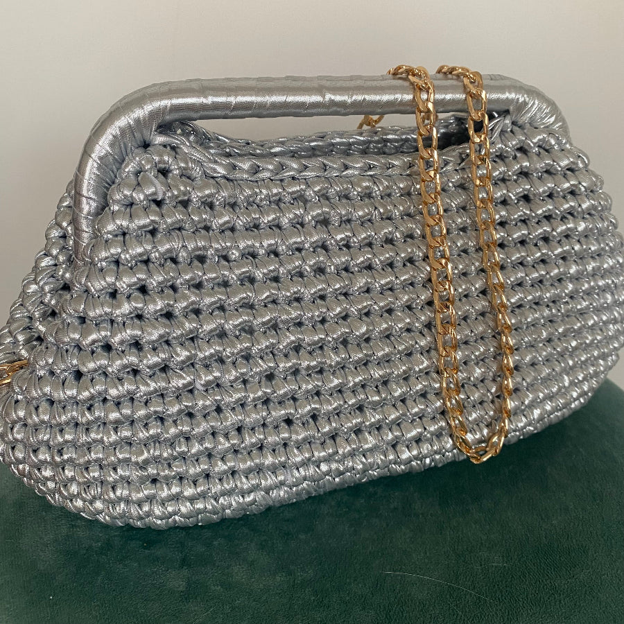 Borsa clutch all’uncinetto in fettuccia metallizzata similpelle argento personalizzabile