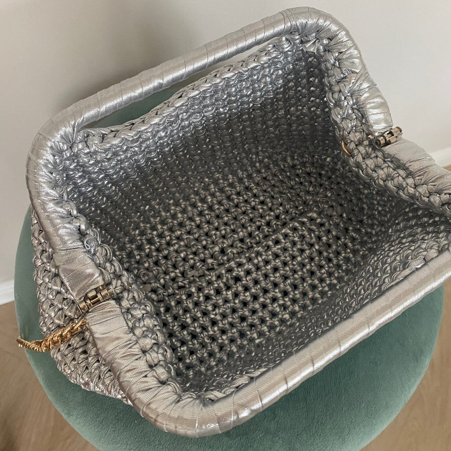 Borsa clutch all’uncinetto in fettuccia metallizzata similpelle argento personalizzabile