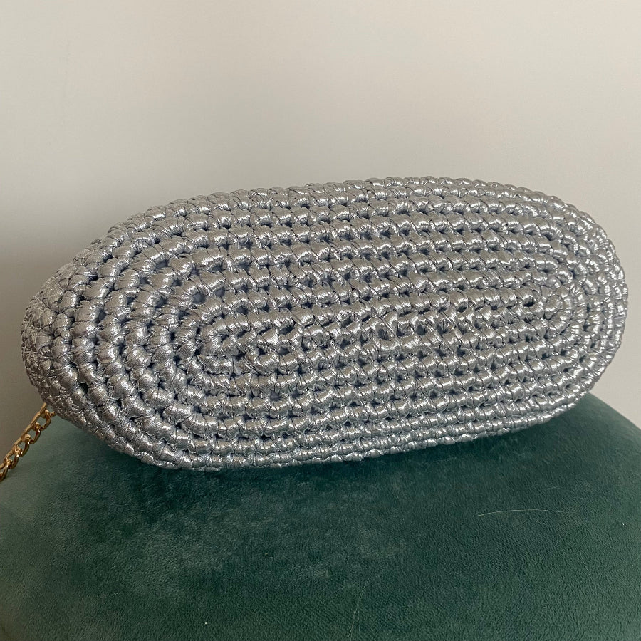 Borsa clutch all’uncinetto in fettuccia metallizzata similpelle argento personalizzabile