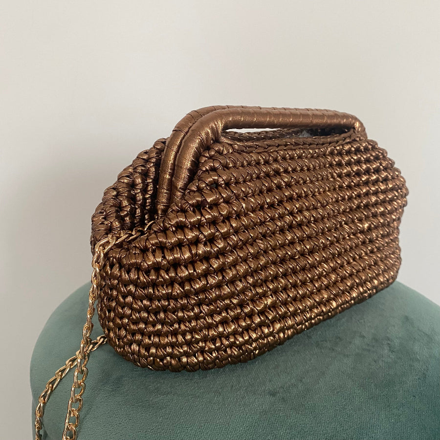Borsa clutch all’uncinetto in fettuccia metallizzata similpelle bronzo personalizzabile