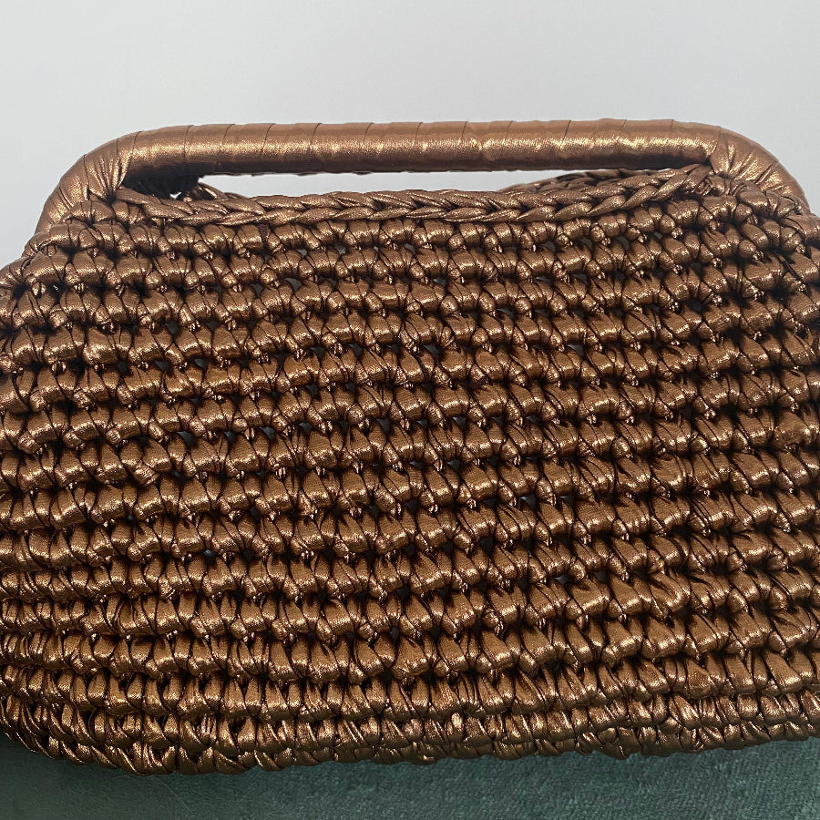 Borsa clutch all’uncinetto in fettuccia metallizzata similpelle bronzo personalizzabile