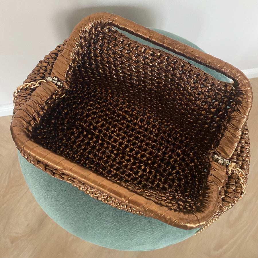 Borsa clutch all’uncinetto in fettuccia metallizzata similpelle bronzo personalizzabile